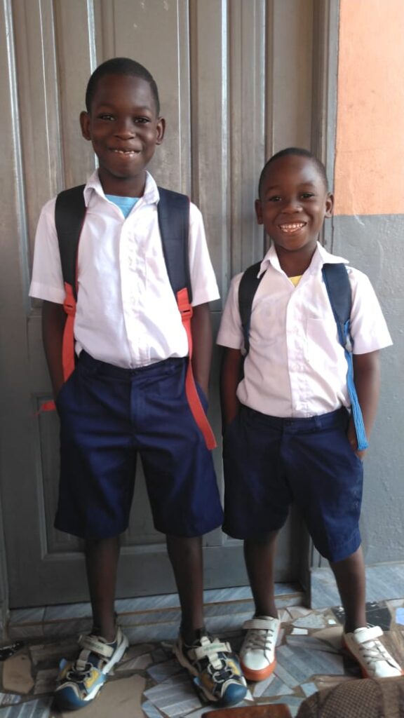 Dieu Béni (5 ans, CP1) et Daniel (8 ans, CE1).
