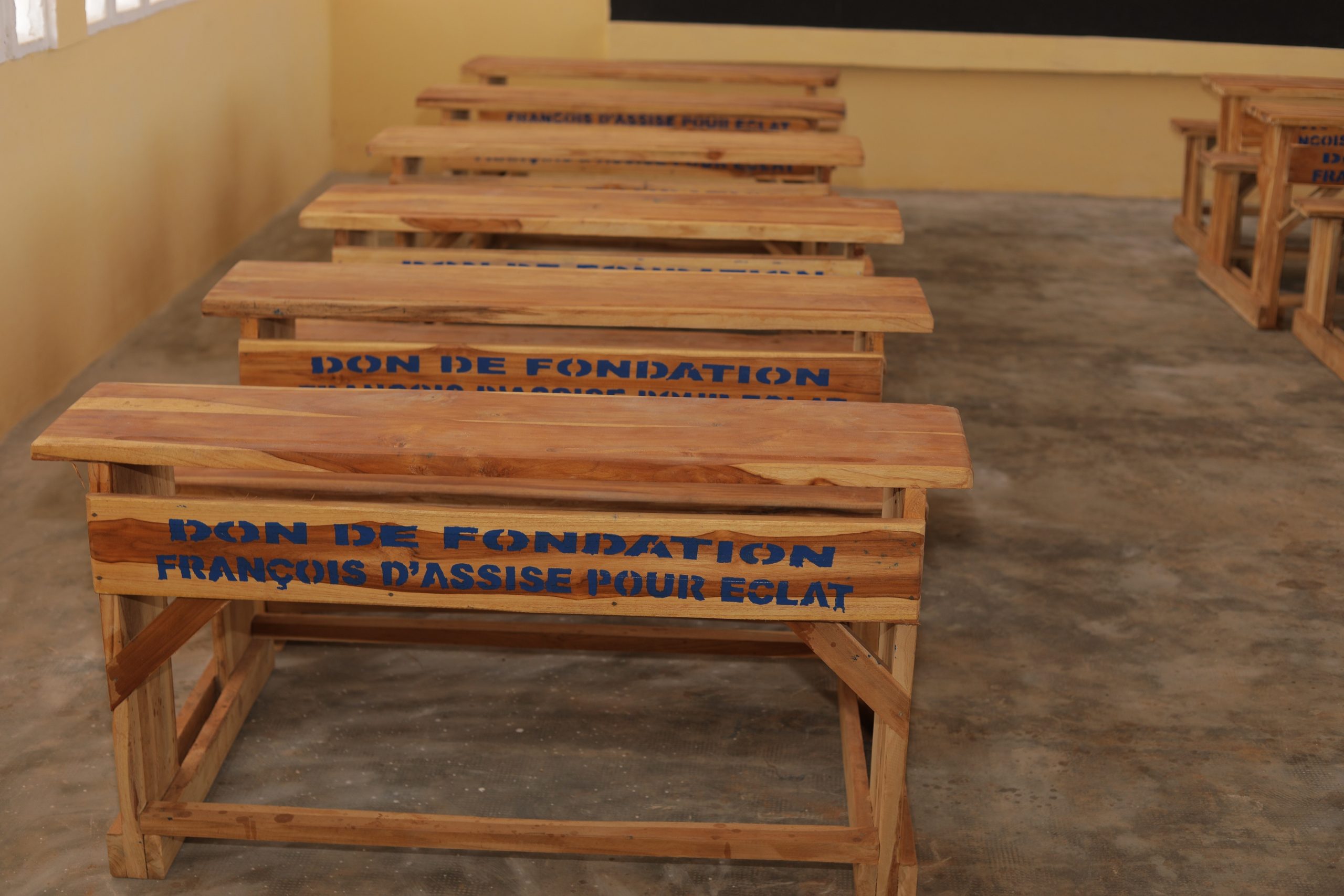 A Atakpamé , les tables bancs sont en tek et vernis afin d'assurer une meilleure durabilité
