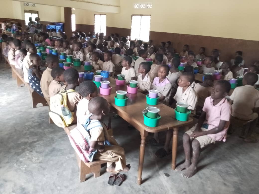 A Avévé, au Togo, les élèves prennent leur repas dans la cantine - 2024
