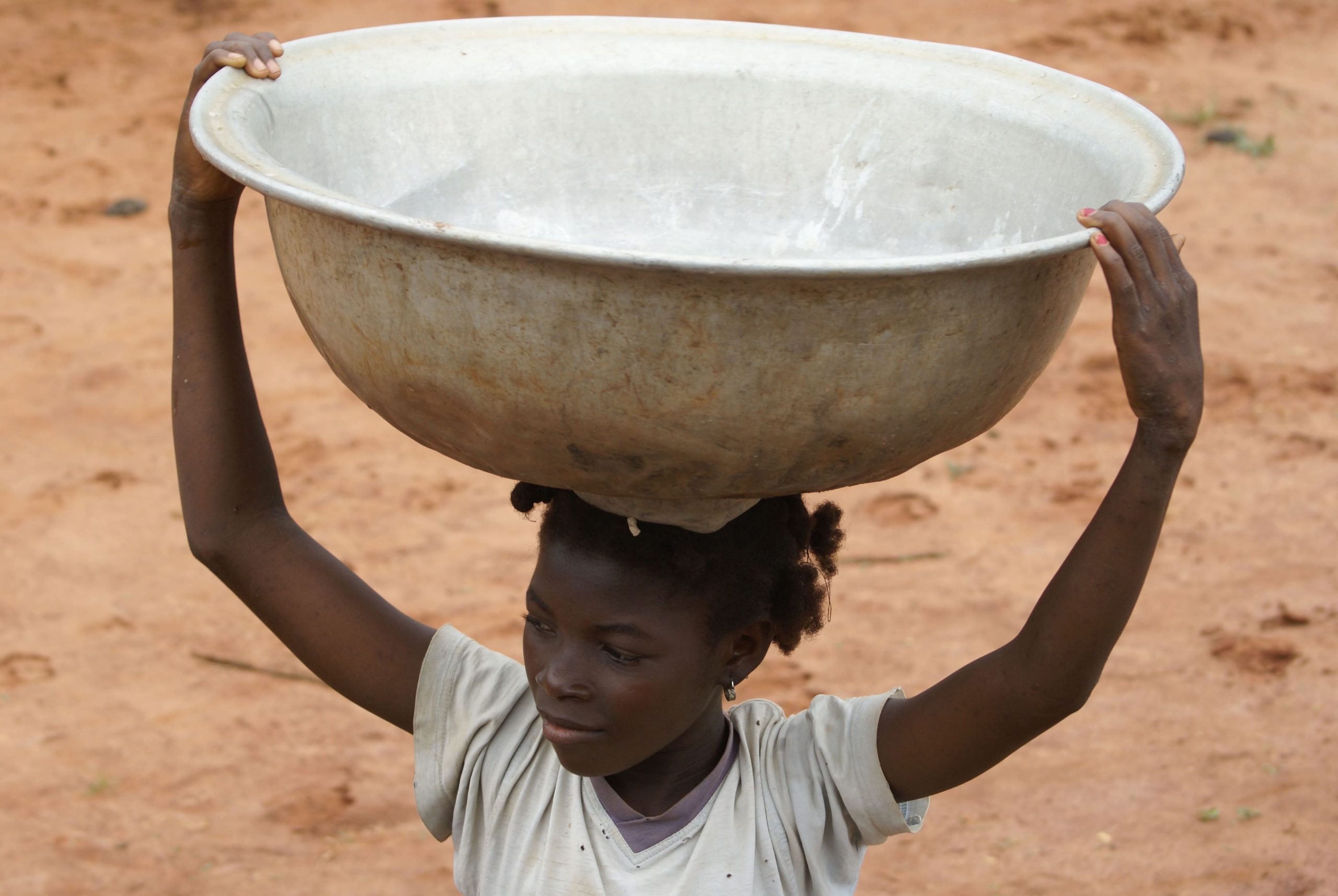 La corvée de l'eau incombe toujours aux filles. Nous préférons qu'elles aillent à l'école !