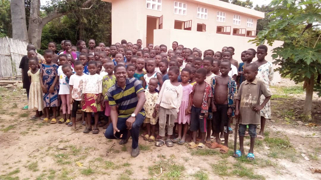 Élèves de l'école primaire publique de Wli Mivakpo devant les nouvelles latrines EcoSan - 2025